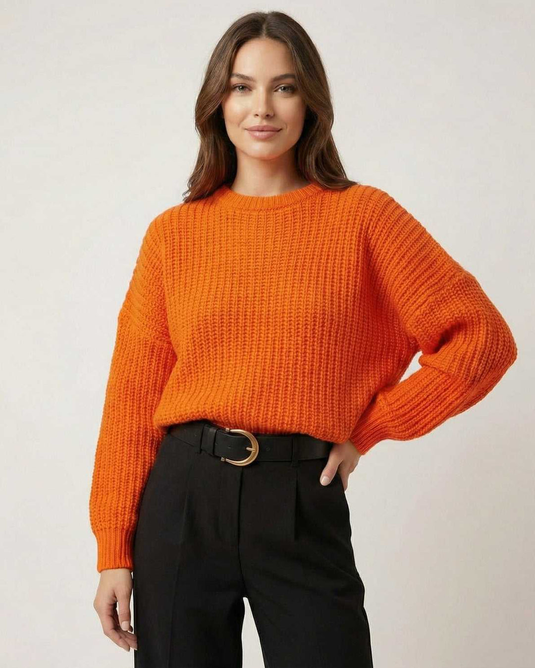 Suéter de moda para mujer, blanco, relajado y muy cómodo. Estilo chic para el frío.