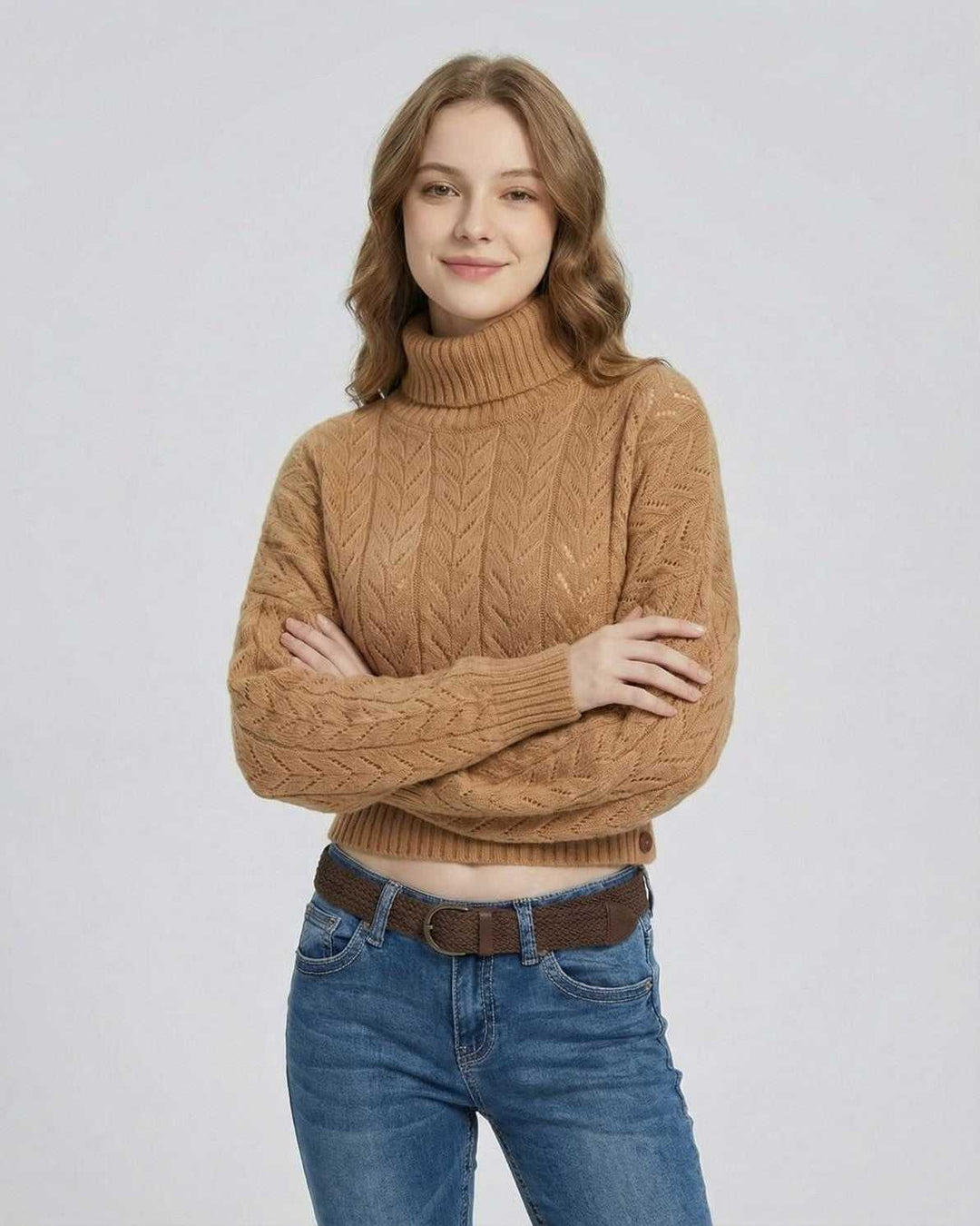Detalle de suéter blanco de mujer con cuello alto, tejido suave, ideal para clima frío.