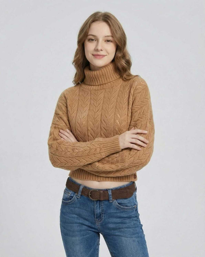 Detalle de suéter blanco de mujer con cuello alto, tejido suave, ideal para clima frío.