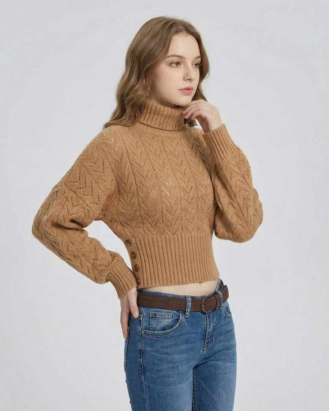 Prenda esencial: suéter de cuello alto blanco y ajustado, realzando la elegancia femenina moderna.