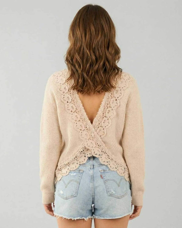 Suéter casual blanco para mujeres con cuello barco. Manga larga, versátil para otoño e invierno.