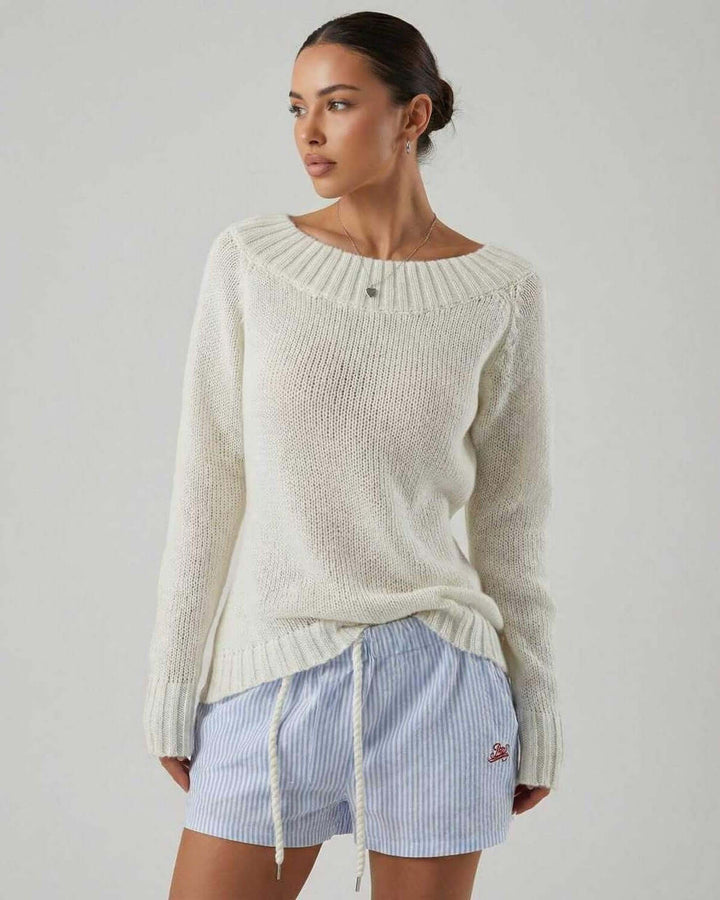 Suéter de mujer blanco de cuello barco y manga larga, estilo relajado para otoño/invierno. Comodidad y moda.