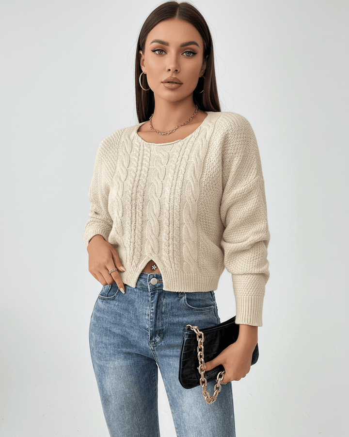 Suéter blanco de punto trenzado para mujer, diseño corto y moderno. Ideal para otoño/invierno, look casual o elegante.