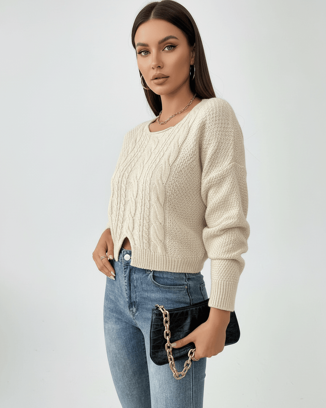 Suéter corto de punto trenzado blanco para mujer, acogedor y a la moda. Esencial en otoño e invierno, estilo casual.