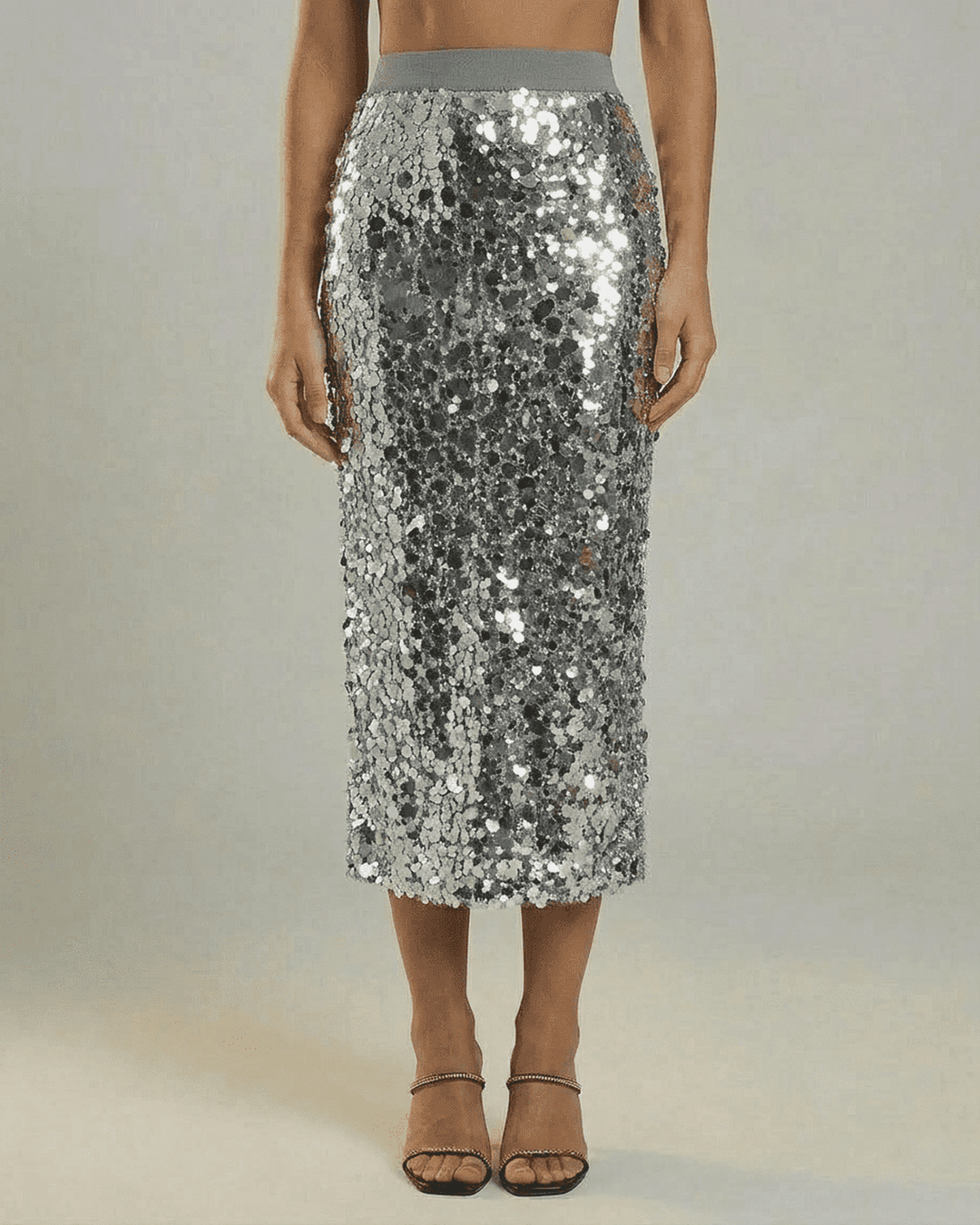 Falda midi bodycon gris brillante para mujer, ideal para fiesta y noche. Moda elegante y ajustada.