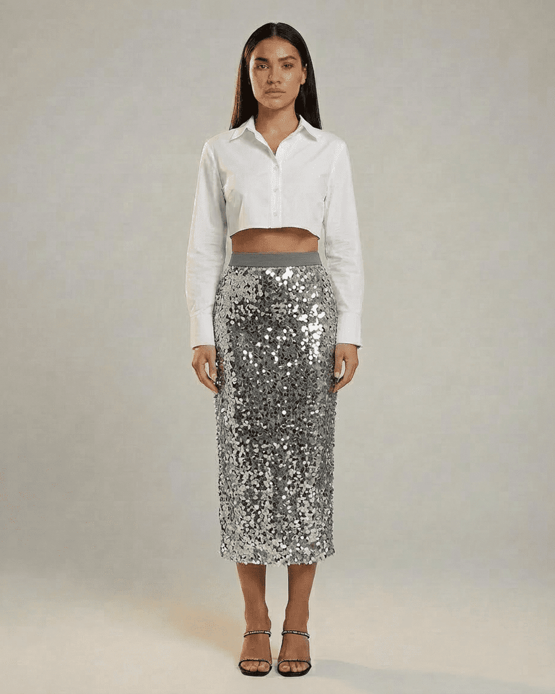 Falda midi gris brillante de mujer, estilo bodycon. Perfecta para eventos de noche o fiesta elegante.