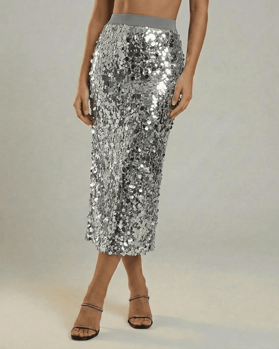 Falda midi bodycon gris con brillo, ajustada y elegante para un look moderno de mujer en fiestas.