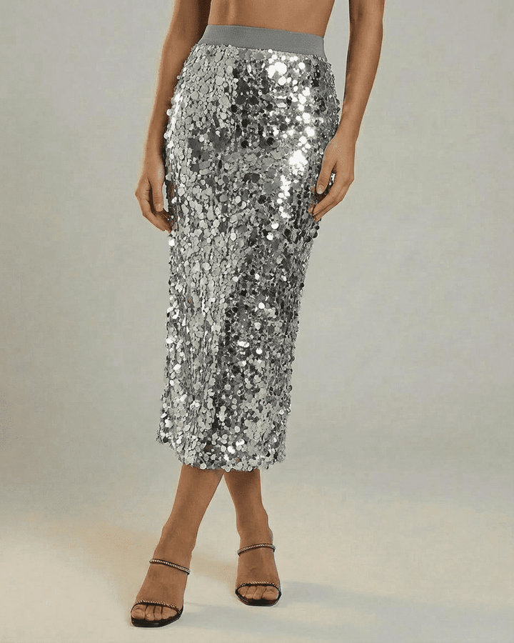 Falda midi bodycon gris con brillo, ajustada y elegante para un look moderno de mujer en fiestas.