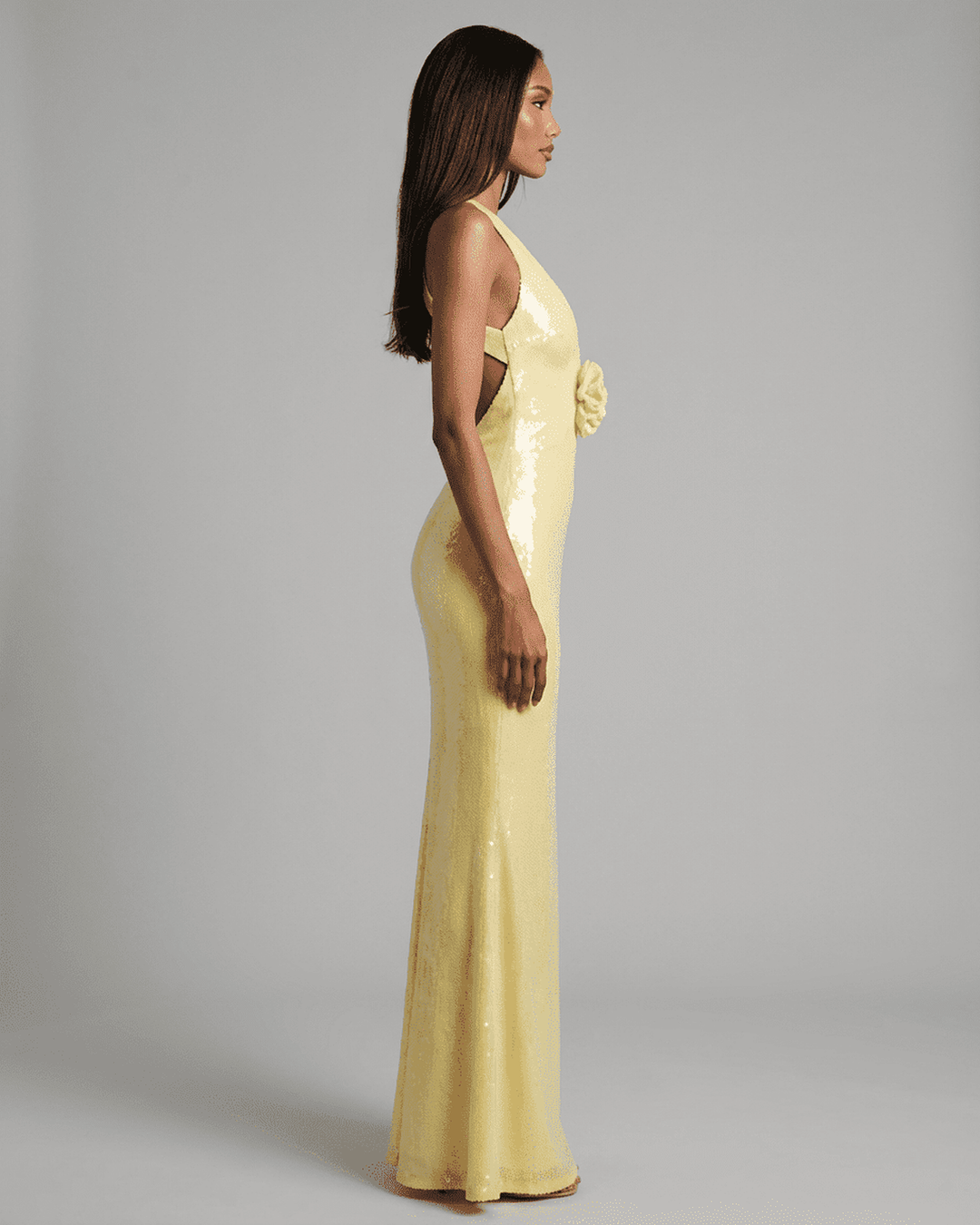 Vestido maxi amarillo floral para mujer, espalda descubierta y caída fluida, perfecto para una fiesta elegante.
