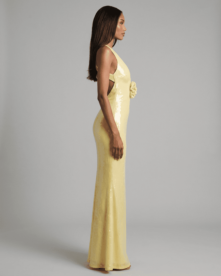 Vestido maxi amarillo floral para mujer, espalda descubierta y caída fluida, perfecto para una fiesta elegante.