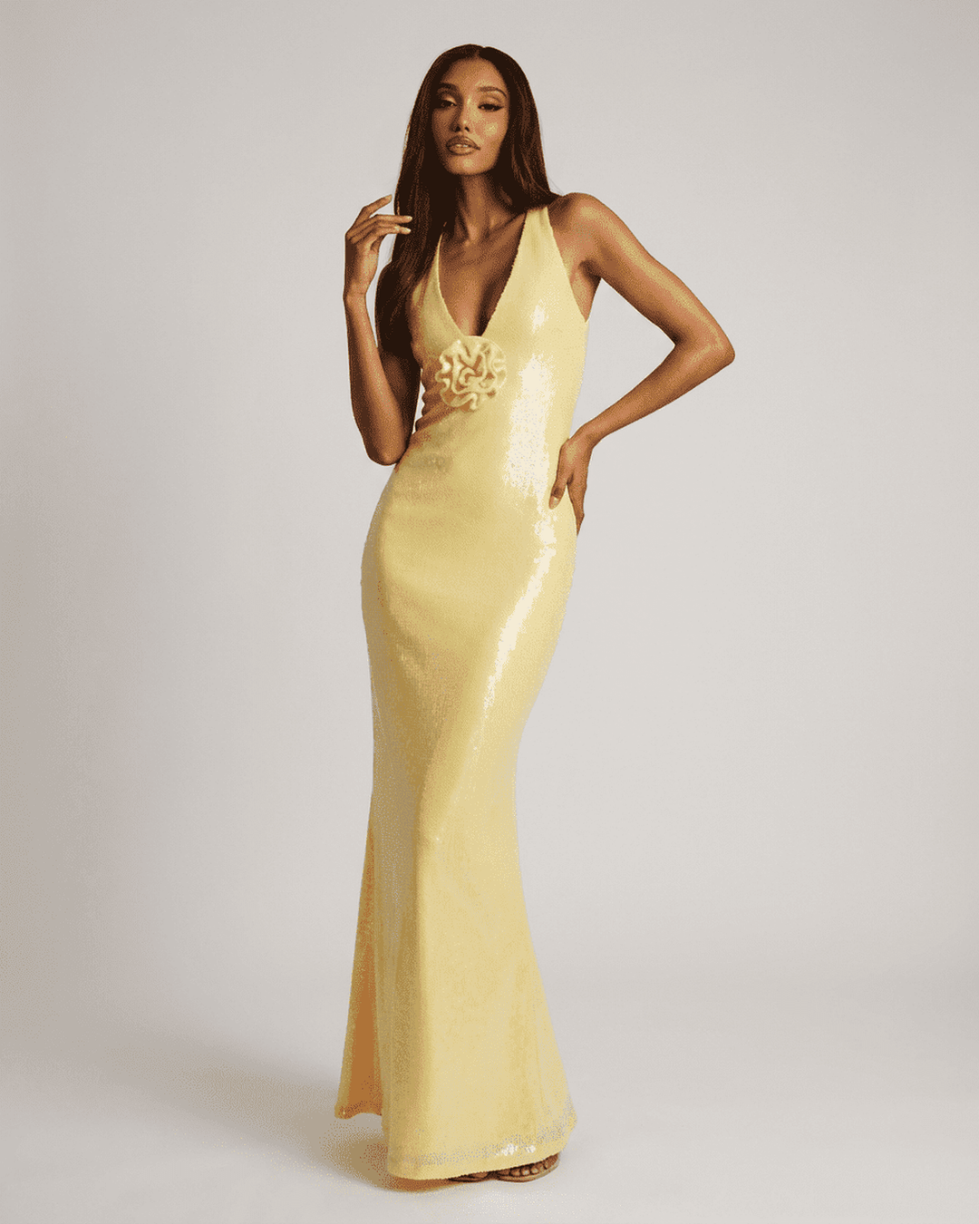 Vestido maxi Solara amarillo elegante para mujer, escote en V y sin mangas, ideal para fiesta o evento.