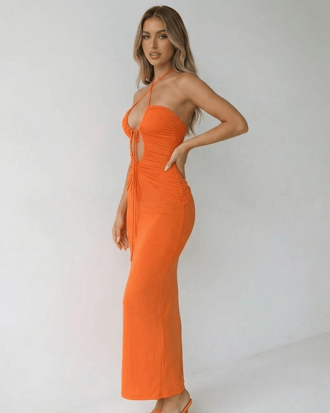 Elegante vestido maxi blanco para mujer, estilo halter, silueta lápiz, ideal para eventos de noche o resort.