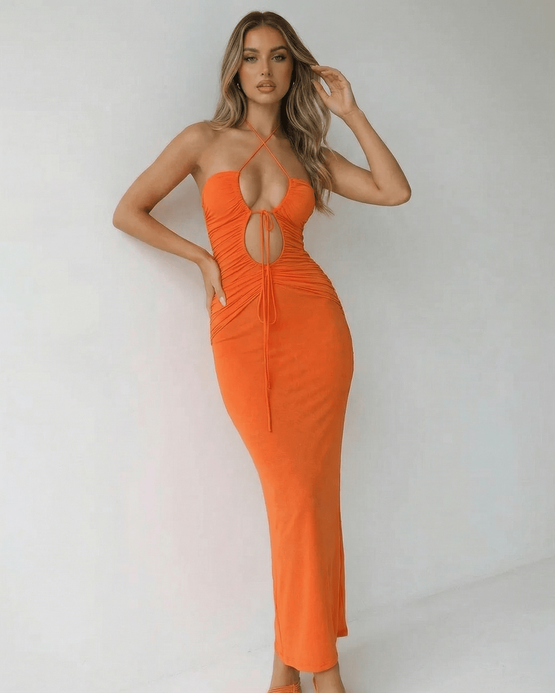 Vestido maxi halter blanco para mujer, silueta ajustada elegante, perfecto para verano u ocasiones de noche.