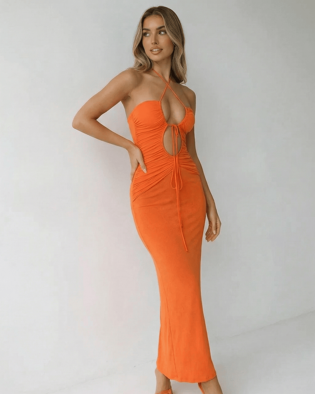 Vestido maxi halter blanco sin mangas con cintura imperio, ideal para moda femenina y ocasiones especiales.