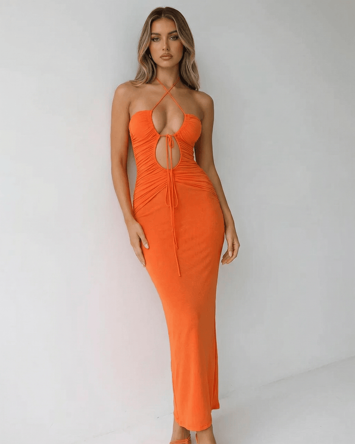 Vestido maxi blanco de verano para mujer, estilo halter resort, silueta ajustada y fluida, moda femenina.