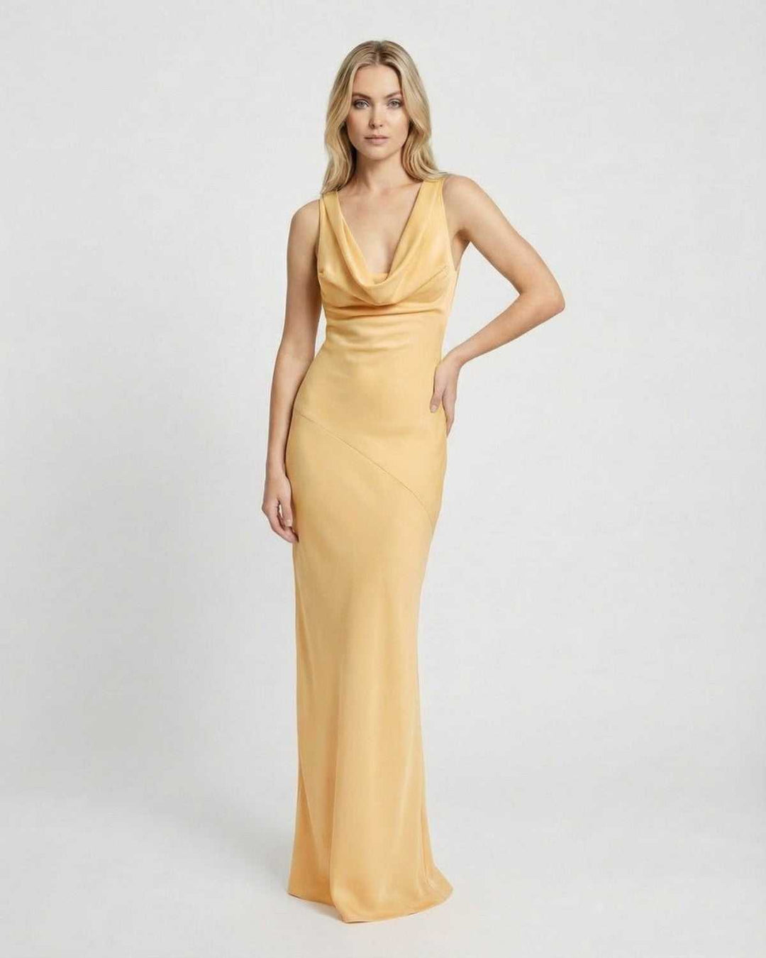 Vestido maxi ajustado con espalda abierta. Diseño elegante y cuello drapeado perfecto para fiestas de noche.