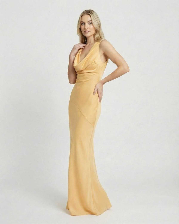 Mujer elegante vistiendo vestido maxi Solara ajustado con cuello drapeado y silueta estilizada.