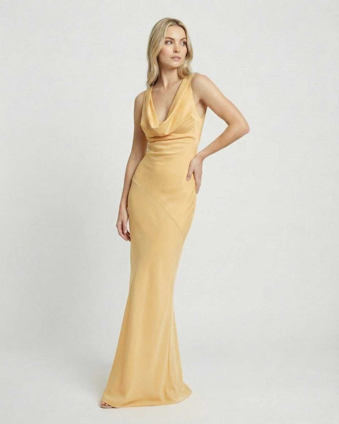 Detalle del cuello drapeado en vestido maxi Solara ajustado. Estilo elegante de moda femenina para eventos.
