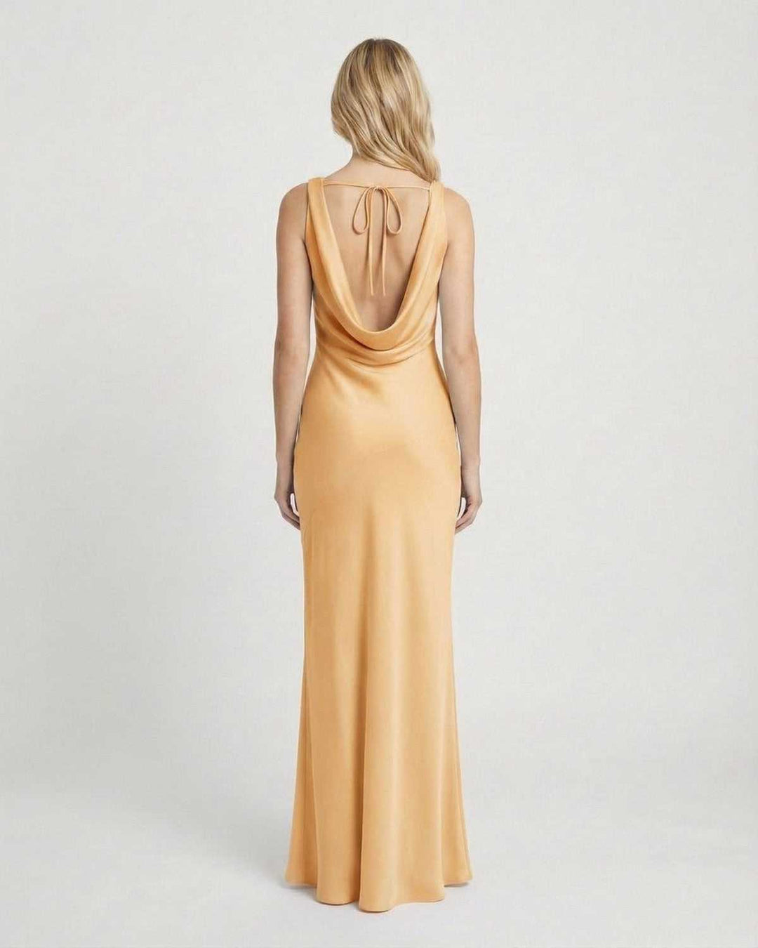 Vestido maxi Solara ajustado elegante para mujer con cuello drapeado. Ideal para fiesta y ocasiones especiales.
