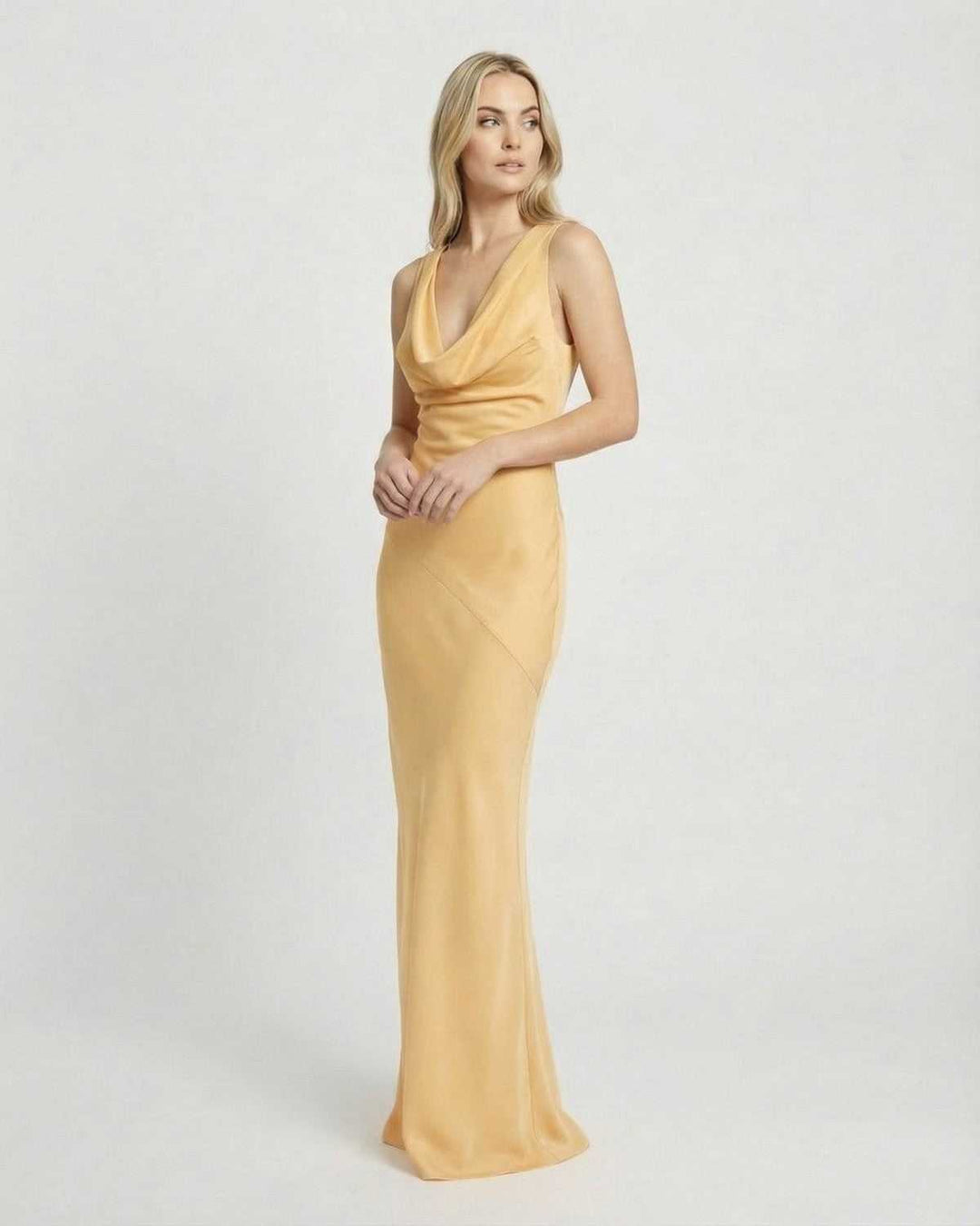 Vestido maxi ajustado para mujer con cuello drapeado y espalda abierta, realzando la silueta. Ideal para noche.