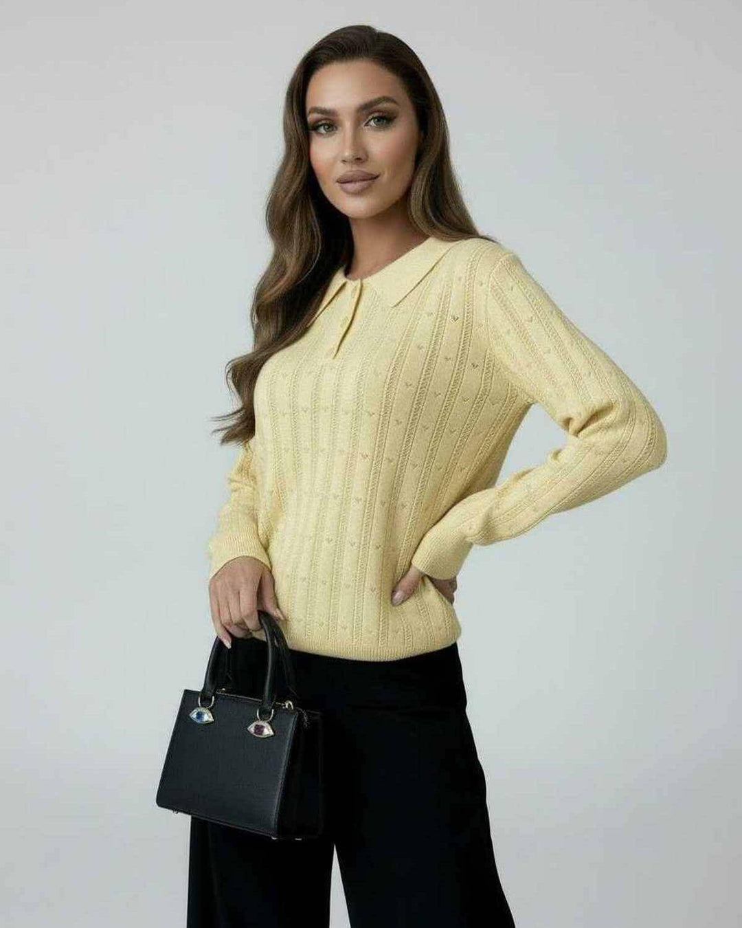 Look casual elegante: suéter amarillo de mujer con cuello solapa y manga larga, moda otoño.