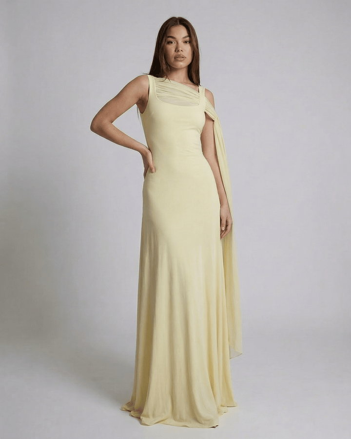 Vestido blanco de mujer con escote cuadrado y tirantes finos. Moda femenina elegante y cómoda.