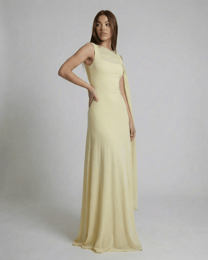 Chal de malla delicado acompañando vestido maxi blanco Solenne. Toque elegante y flotante para tu look.