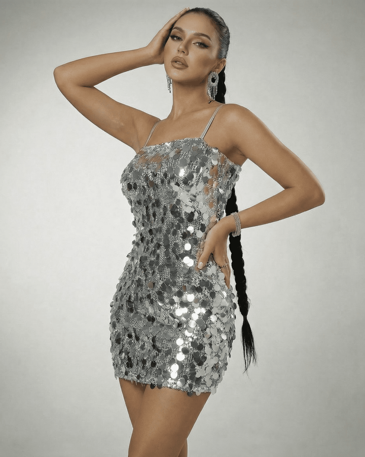 Vestido mini de lentejuelas plateadas, perfecto para ocasiones especiales. Escote Bardot para un look de fiesta glamuroso.