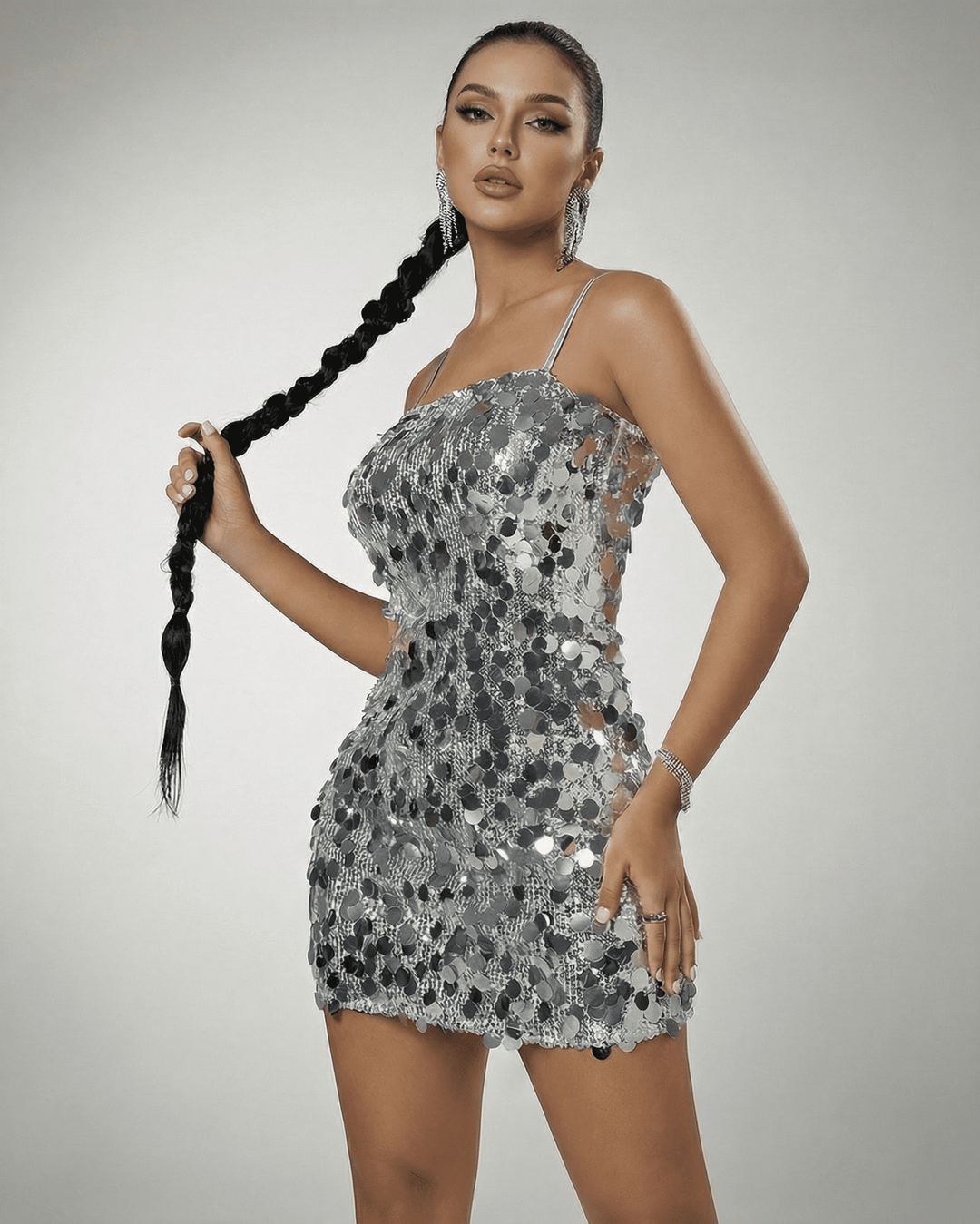 Elegante vestido mini plateado brillante de mujer. Diseño con lentejuelas y sofisticado escote Bardot.
