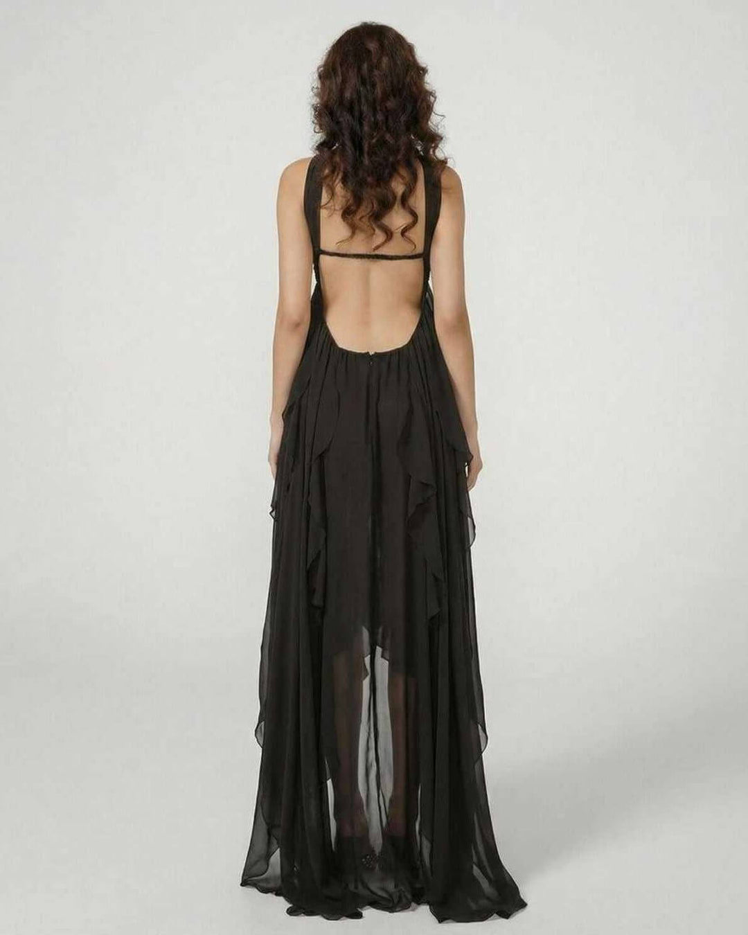 Vestido maxi blanco formal con borlas delicadas y diseño sin tirantes. Perfecto para noches de verano chic y eventos elegantes.