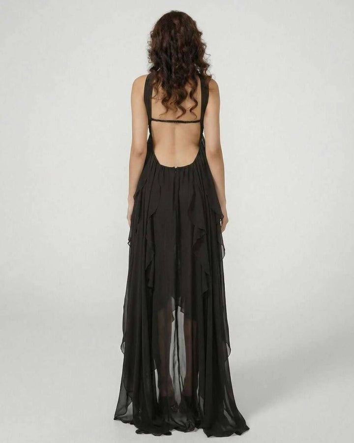 Vestido maxi blanco formal con borlas delicadas y diseño sin tirantes. Perfecto para noches de verano chic y eventos elegantes.