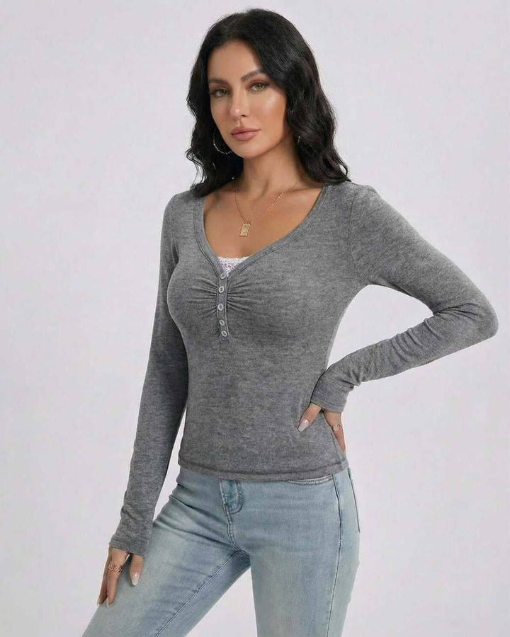 Suéter ajustado blanco de mujer con cuello en V, ideal para otoño e invierno, estilo casual.