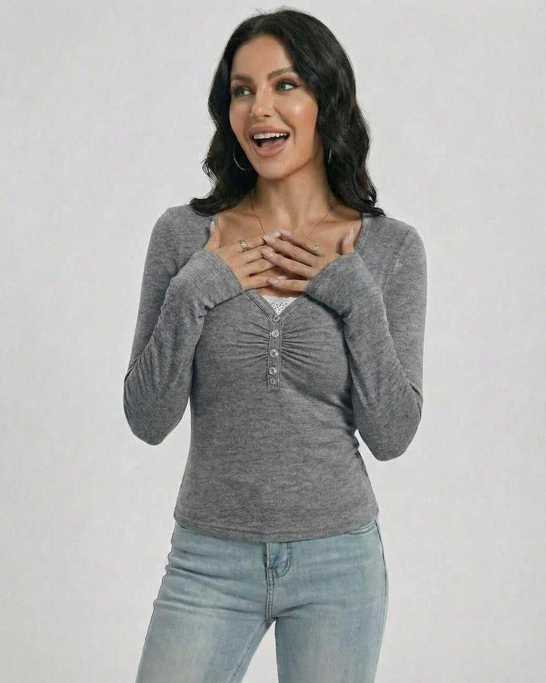 Pullover ajustado blanco para mujer, con cuello en V. Prenda de moda de otoño/invierno femenina.