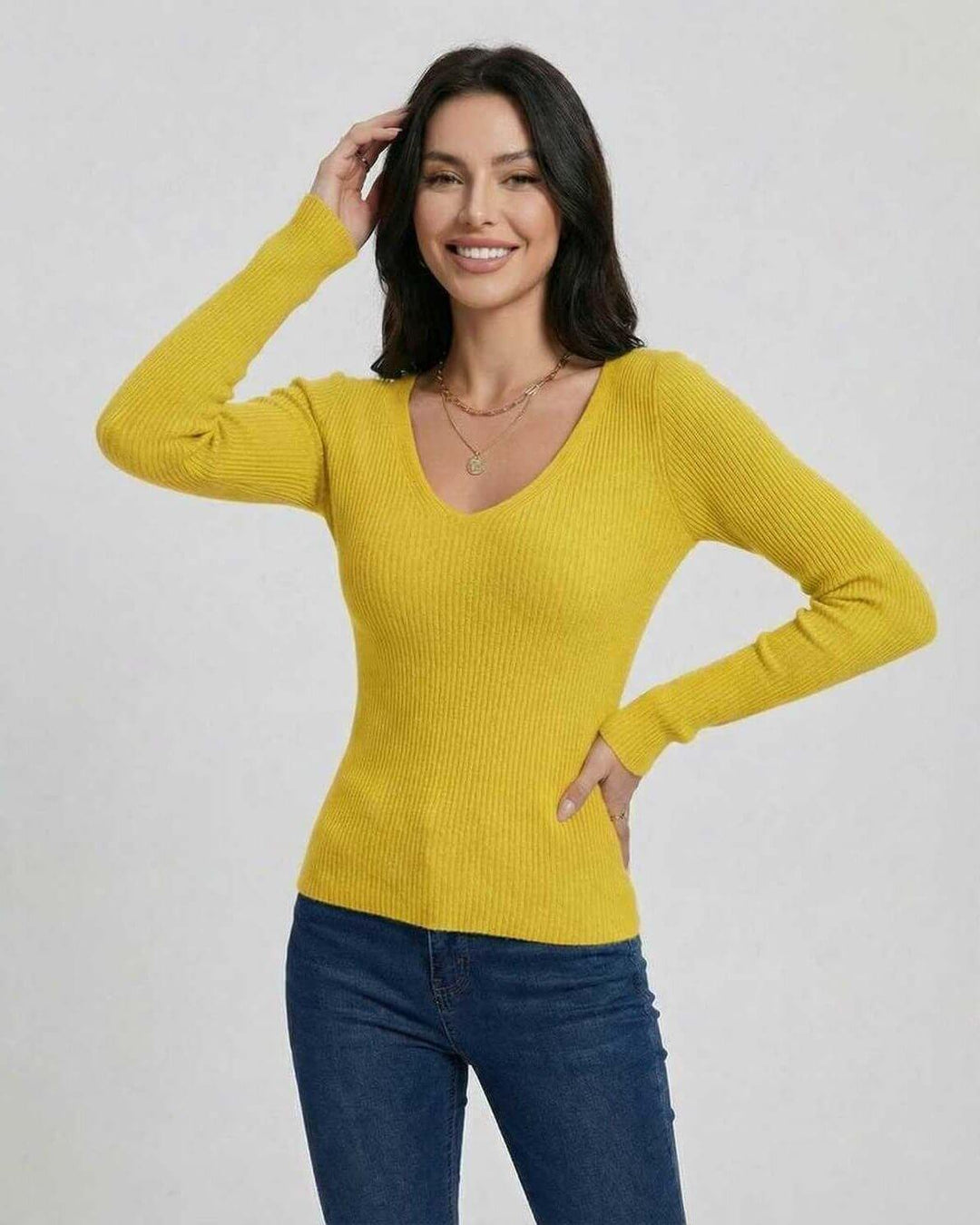 Elegante suéter ajustado de mujer, cuello en V y manga larga con rayas. Estilo casual de otoño/invierno.