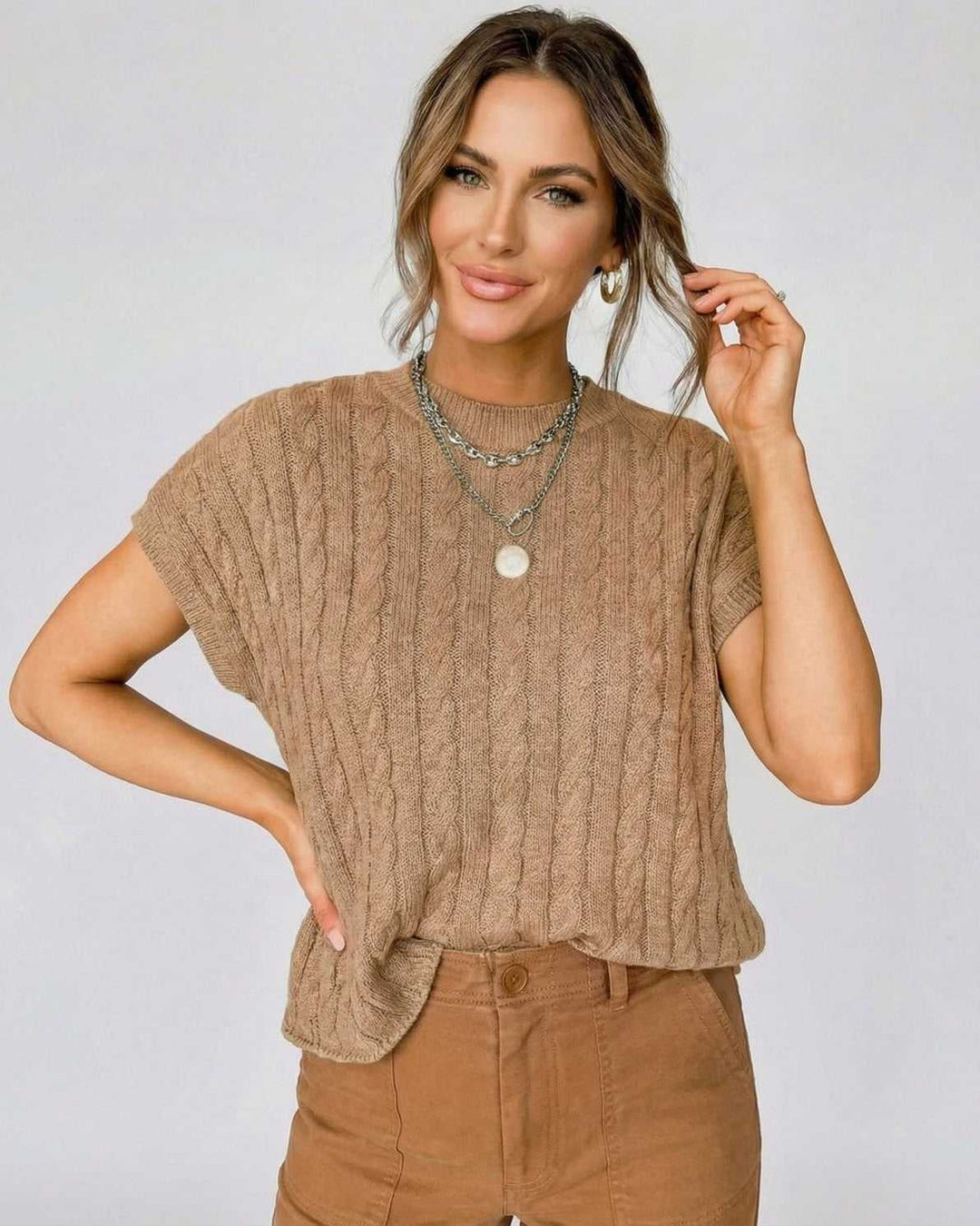Suéter blanco de manga corta para mujer, estilo elegante y casual.