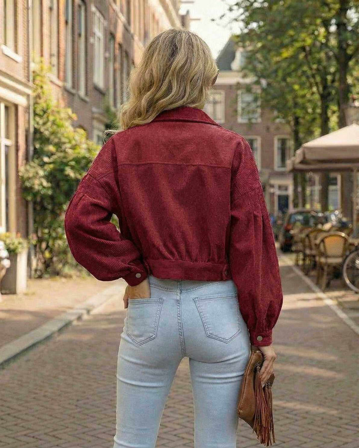 Prenda de capa: chaqueta roja recortada de mujer con diseño moderno y mangas de linterna. Ideal para otoño.