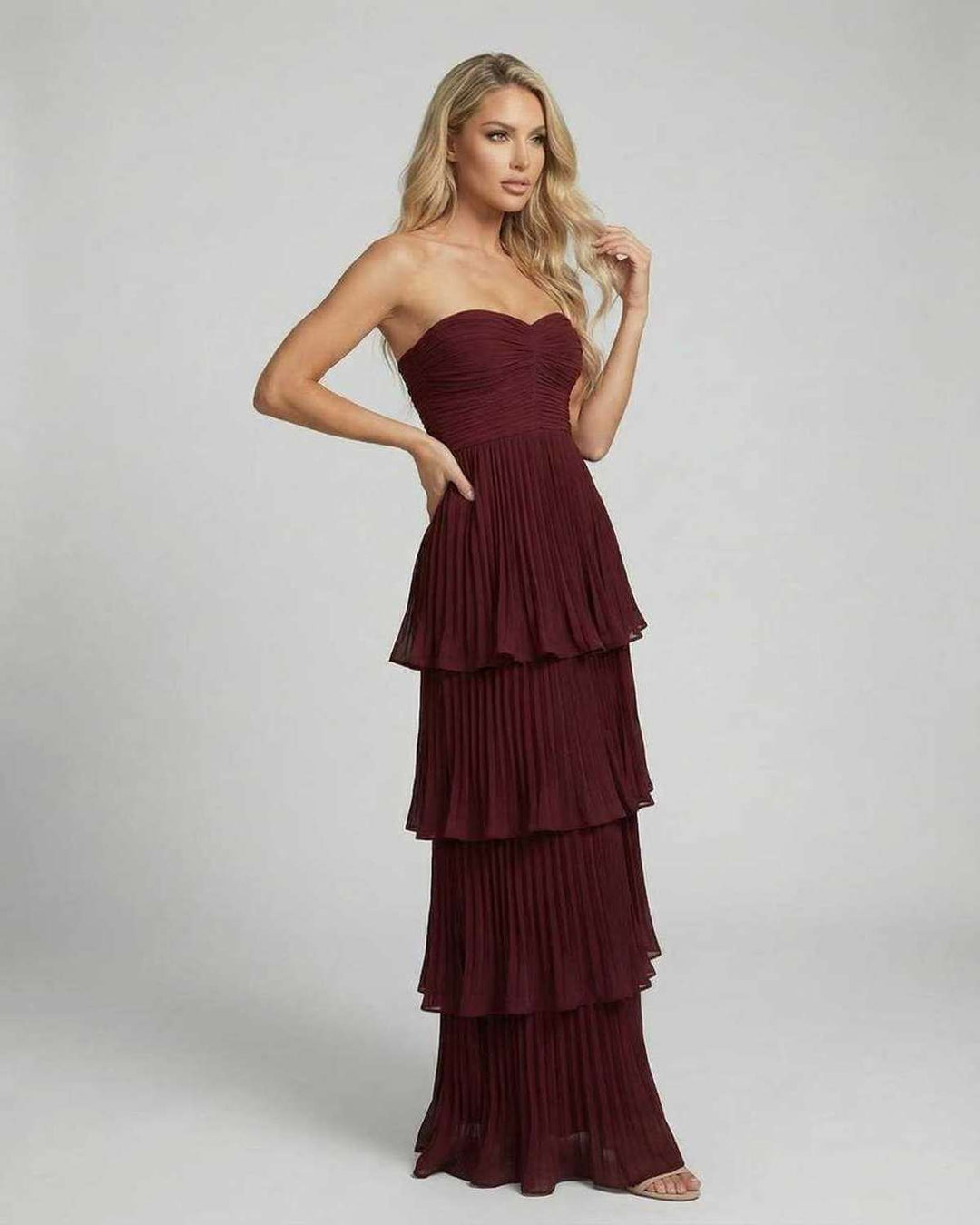 Vestido maxi burdeos sin tirantes, moda femenina con estilo elegante para eventos de noche.