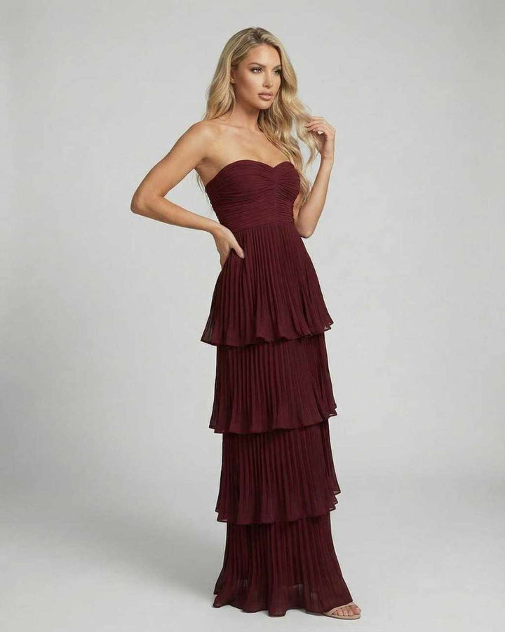 Vestido maxi burdeos sin tirantes, moda femenina con estilo elegante para eventos de noche.