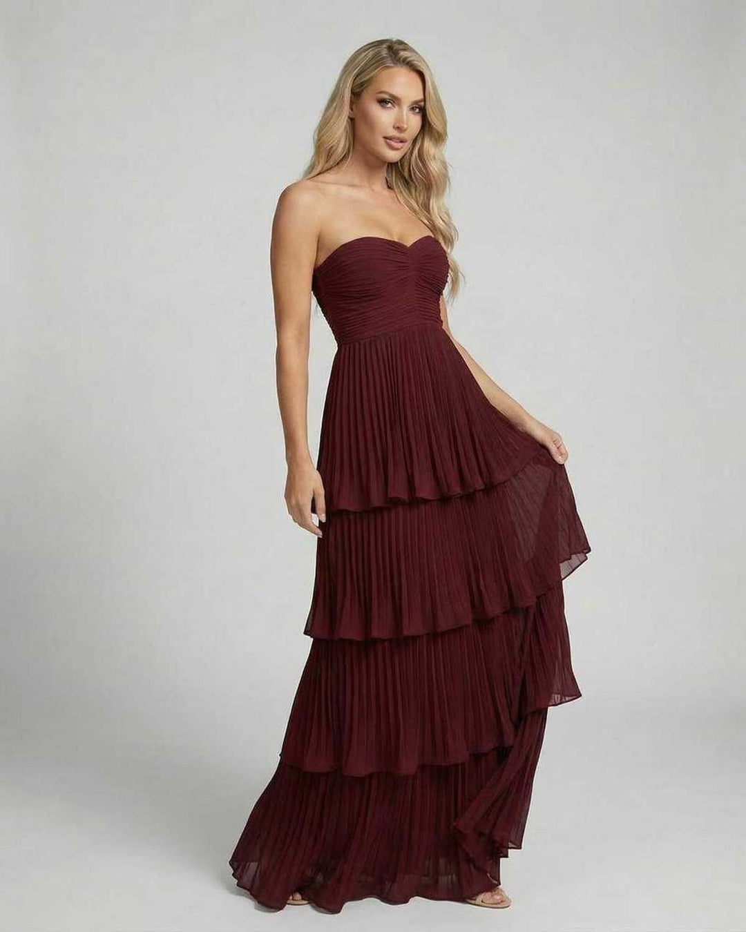Vestido formal maxi burdeos sin tirantes para mujer, un estilo elegante para ocasiones especiales.