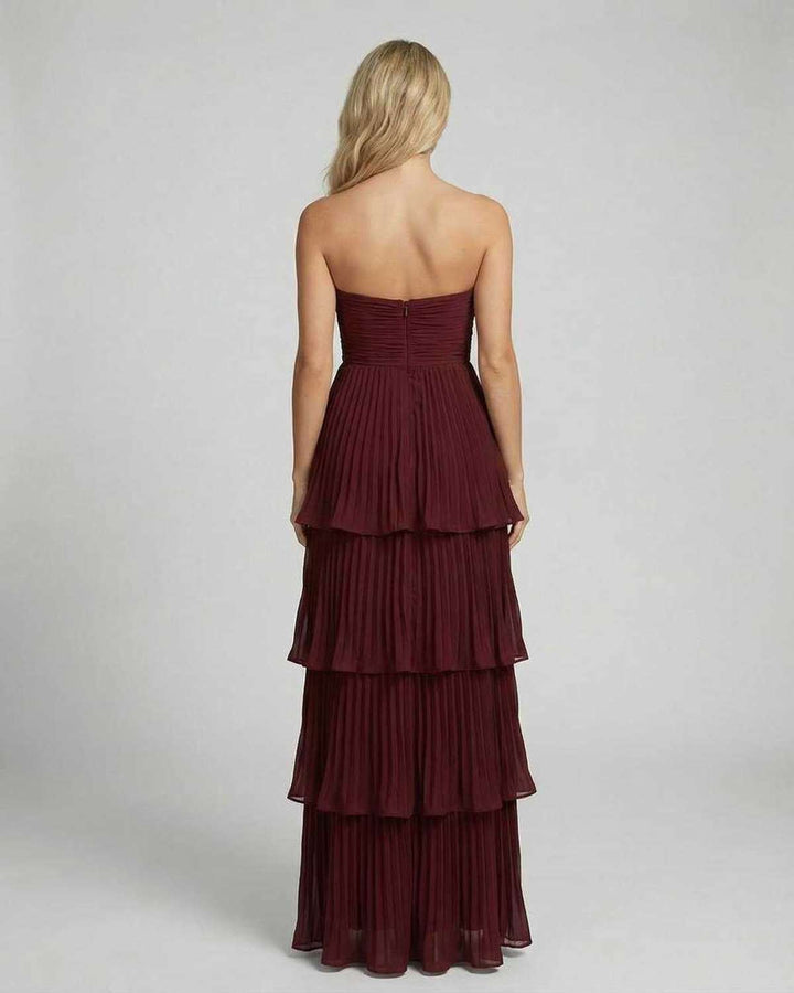 Elegante vestido de noche maxi burdeos sin tirantes, perfecto para fiestas y eventos formales.