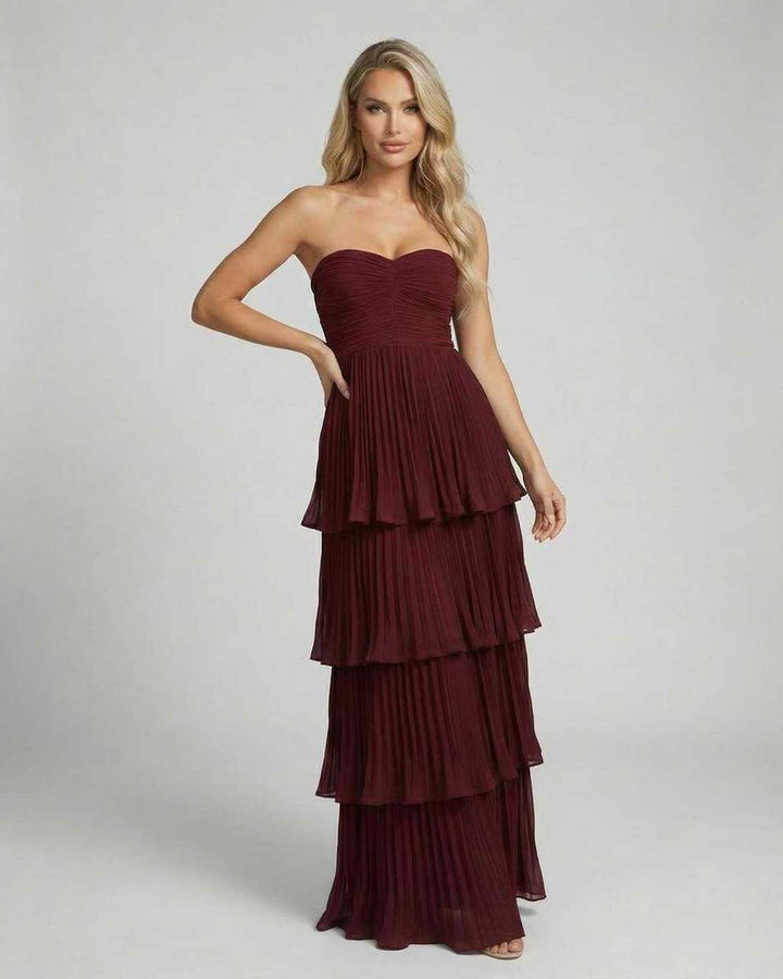 Vestido maxi burdeos sin tirantes para invitada de boda, diseño sofisticado y formal.