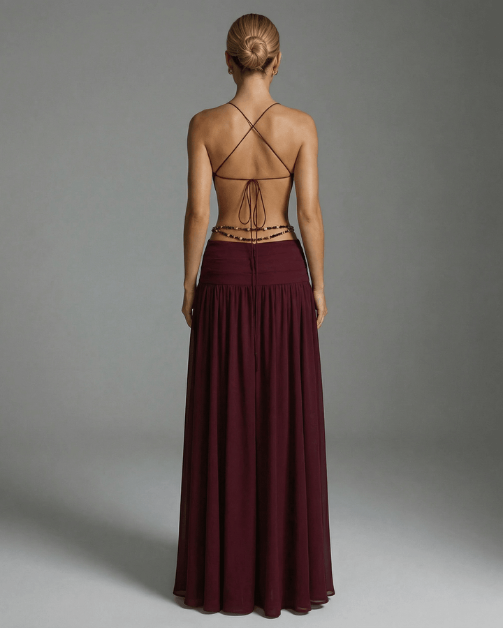 Elegante vestido formal burdeos con adorno metálico y escote V, perfecto para mujer.