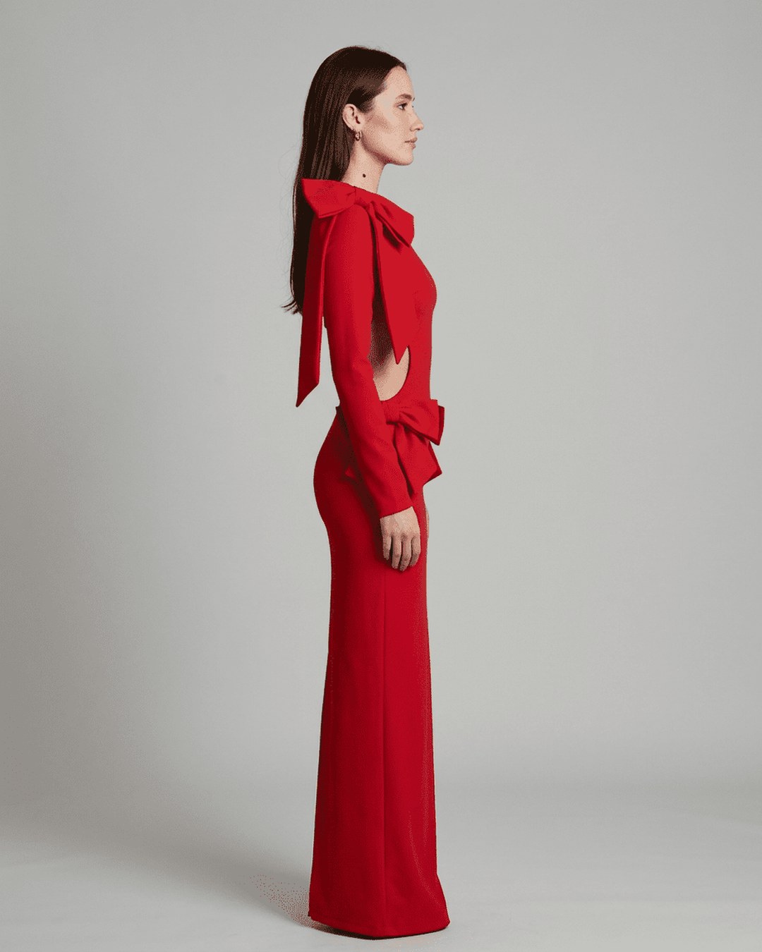 Vestido de noche rojo vibrante, estilo maxi bodycon de manga larga con diseño elegante de lazos. Moda femenina audaz.