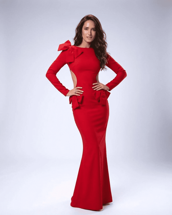 Vestido maxi bodycon rojo elegante de manga larga con lazos en la cintura, ideal para fiestas y galas nocturnas de mujer.