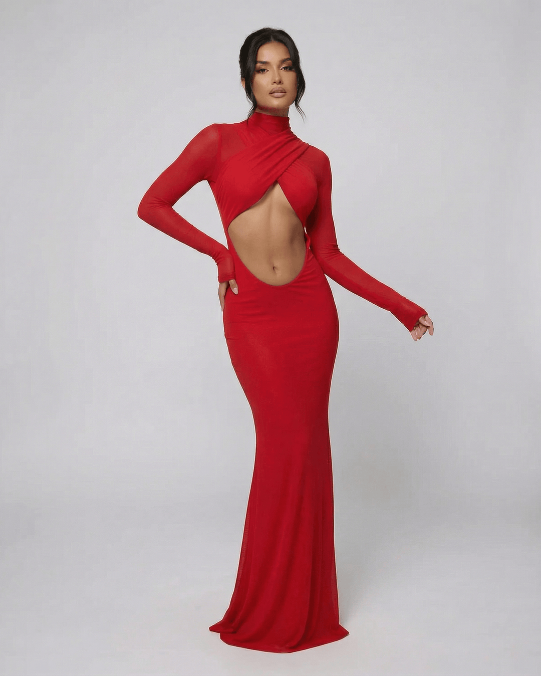 Vestido maxi blanco elegante para mujer, cuello alto, manga larga y abertura lateral sutil.