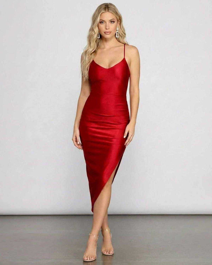 Vestido midi bodycon rojo de mujer con escote V y tirantes finos, ideal para fiesta y noche elegante.