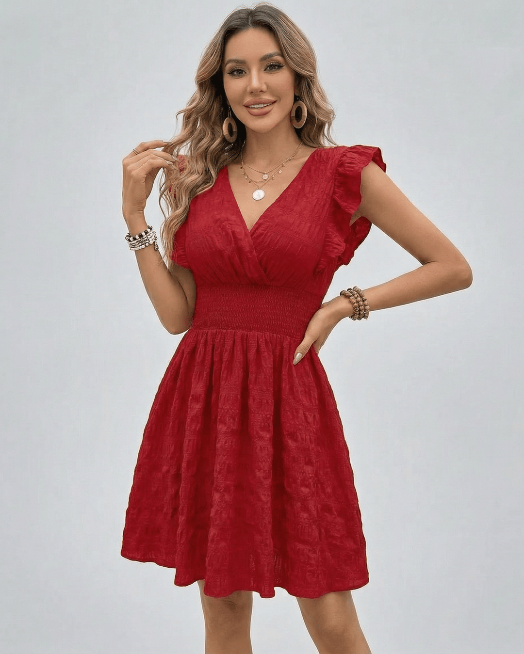 Vestido mini rojo elegante para mujer, con escote en V y cintura fruncida. Versátil para oficina o noche.
