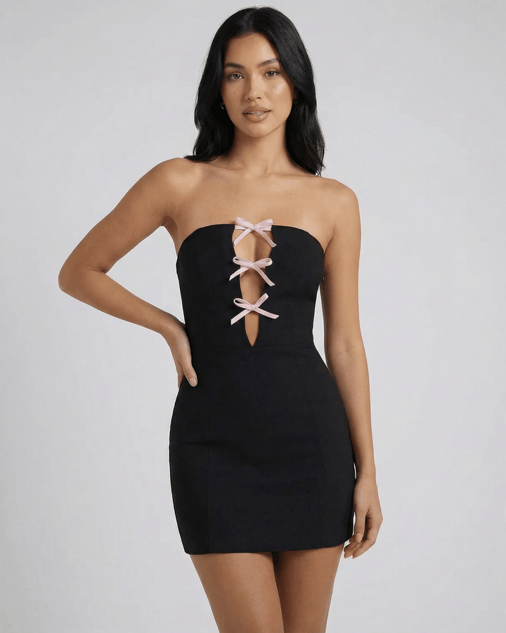 Detalle frontal del vestido mini ajustado Valencia. Escote sin tirantes resalta la elegancia para fiesta o cóctel.