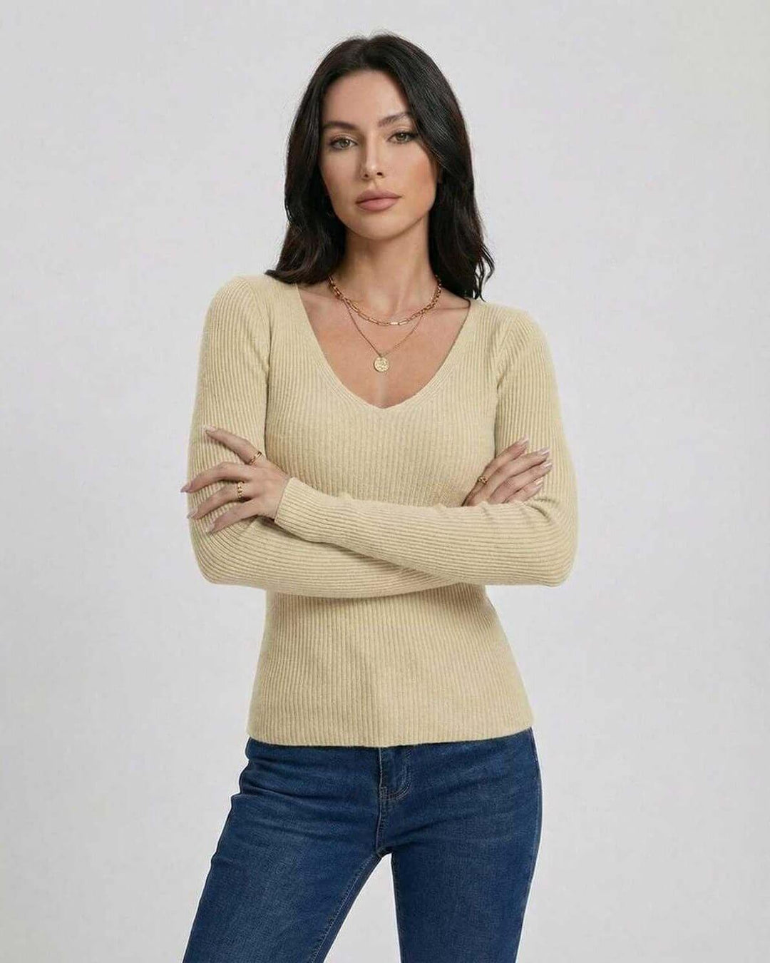 Suéter de cuello V blanco para mujer, estilo ajustado y elegante. Ideal para oficina o look casual de otoño/invierno.