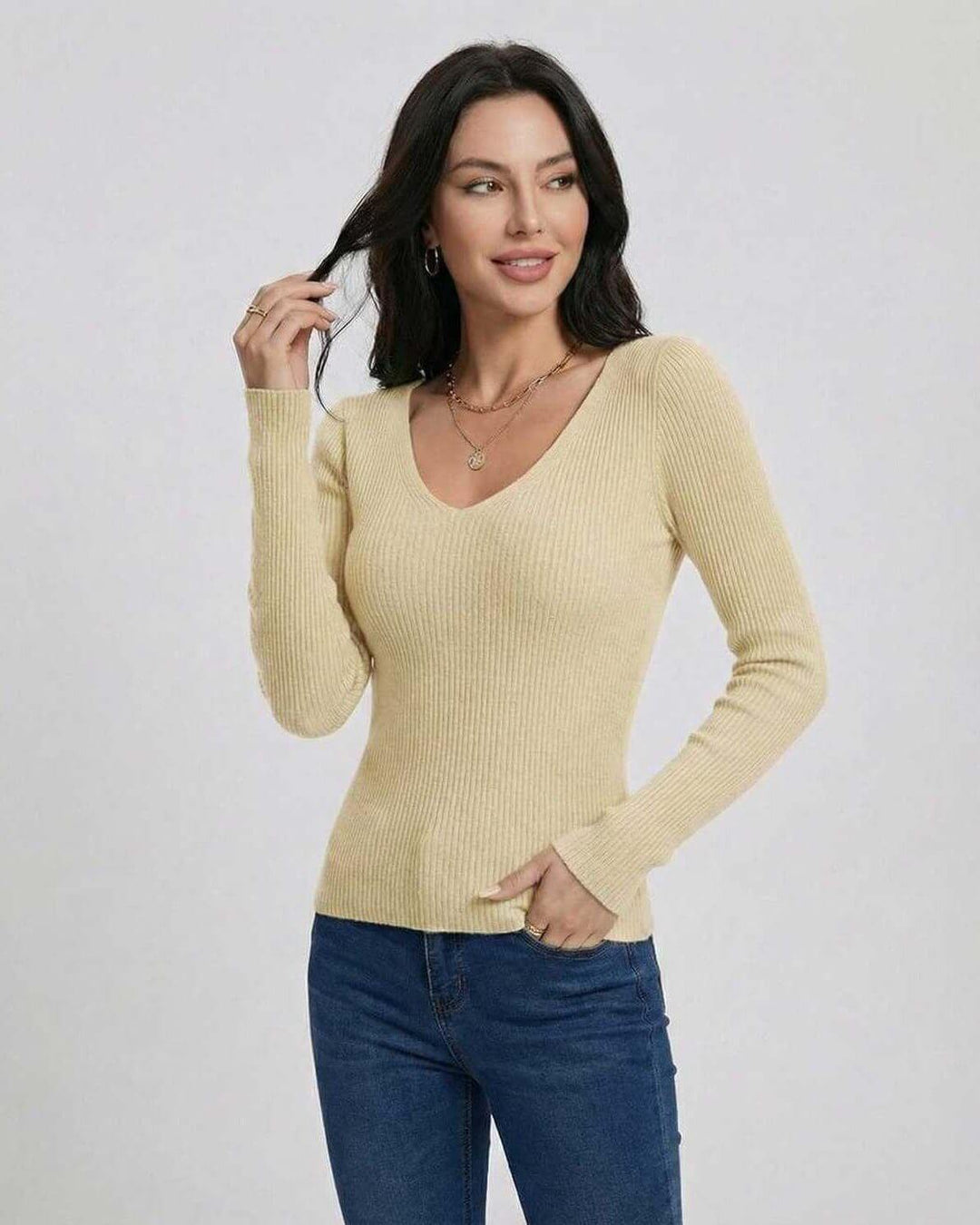 Elegante suéter blanco de mujer con rayas, cuello V y corte ajustado. Perfecto para un look casual de oficina.